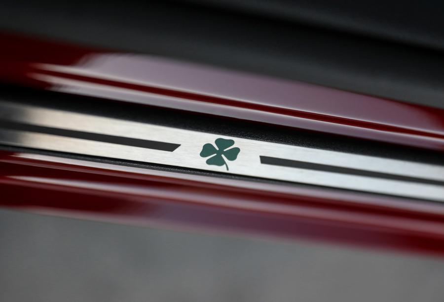 Детали интерьера Alfa Romeo Stelvio Quadrifoglio (949) 2019 года  (AU) (фото 18 из 34)